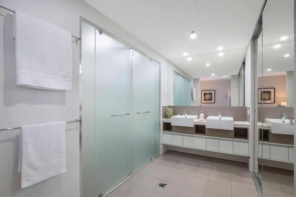 Brisbane City Luxe 3-Bd, Views, Pool, Car Park Apartment