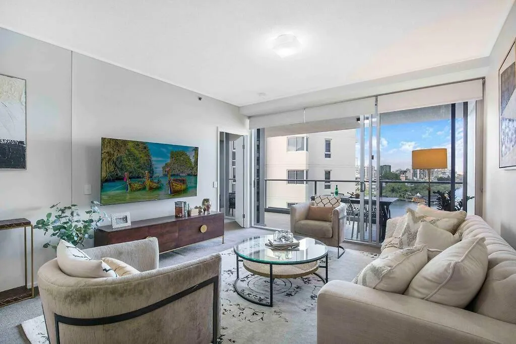 Brisbane City Luxe 3-Bd, Views, Pool, Car Park Apartment