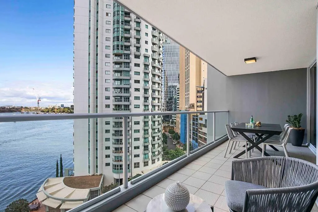 Brisbane City Luxe 3-Bd, Views, Pool, Car Park Apartment